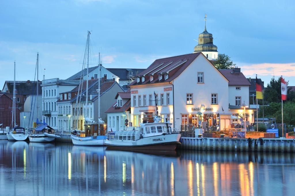 Hafenhotel Pommernyacht Ueckermünde Exterior foto