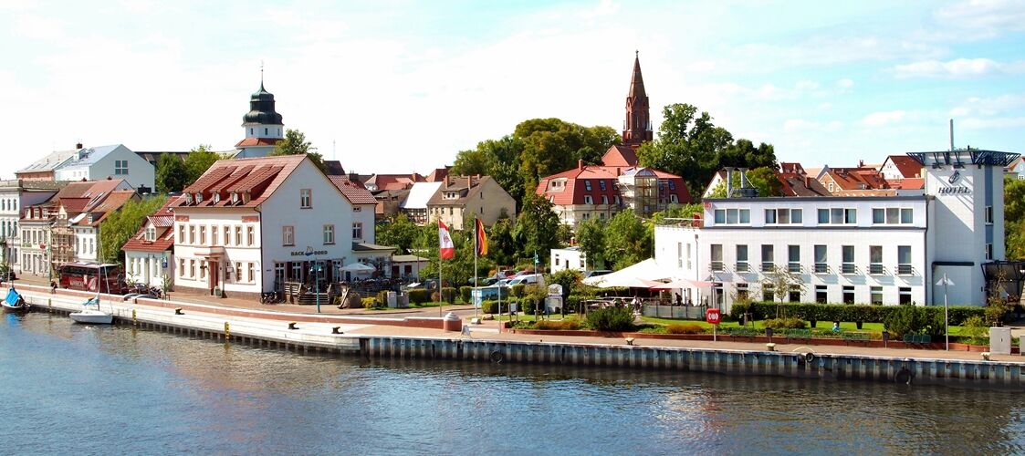 Hafenhotel Pommernyacht Ueckermünde Exterior foto